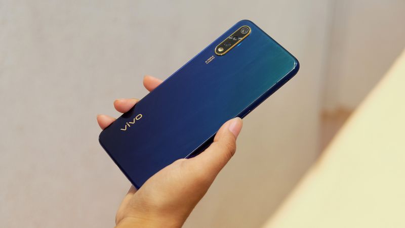 Bodi dan Kamera Belakang Vivo S1